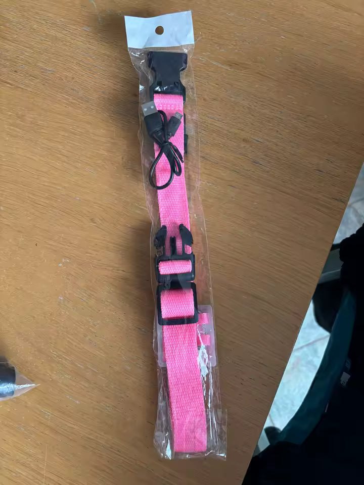 Collier lumineux rose dans son emballage