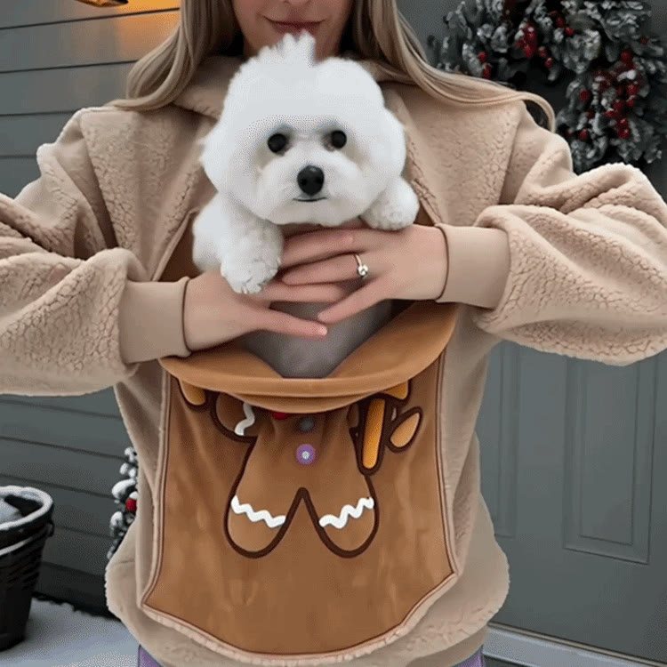 Petit chien blotti dans la poche du sweat