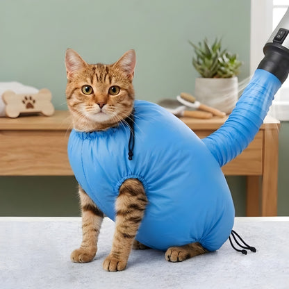Chat tigré installé dans le sac de séchage