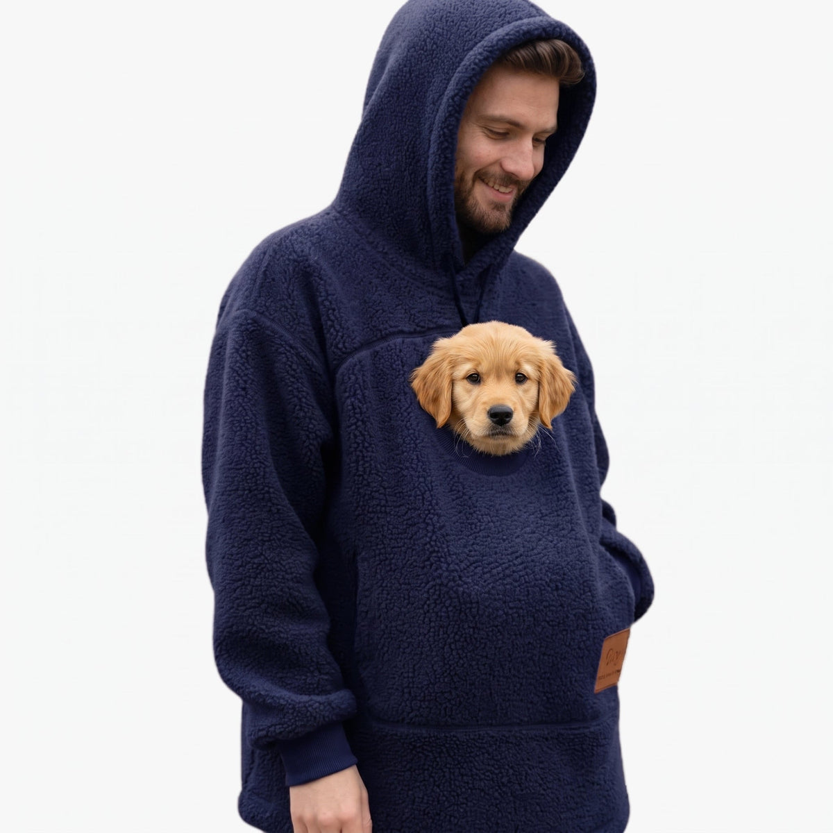 Homme en sweat à poche bleu marine avec un chiot dans la poche