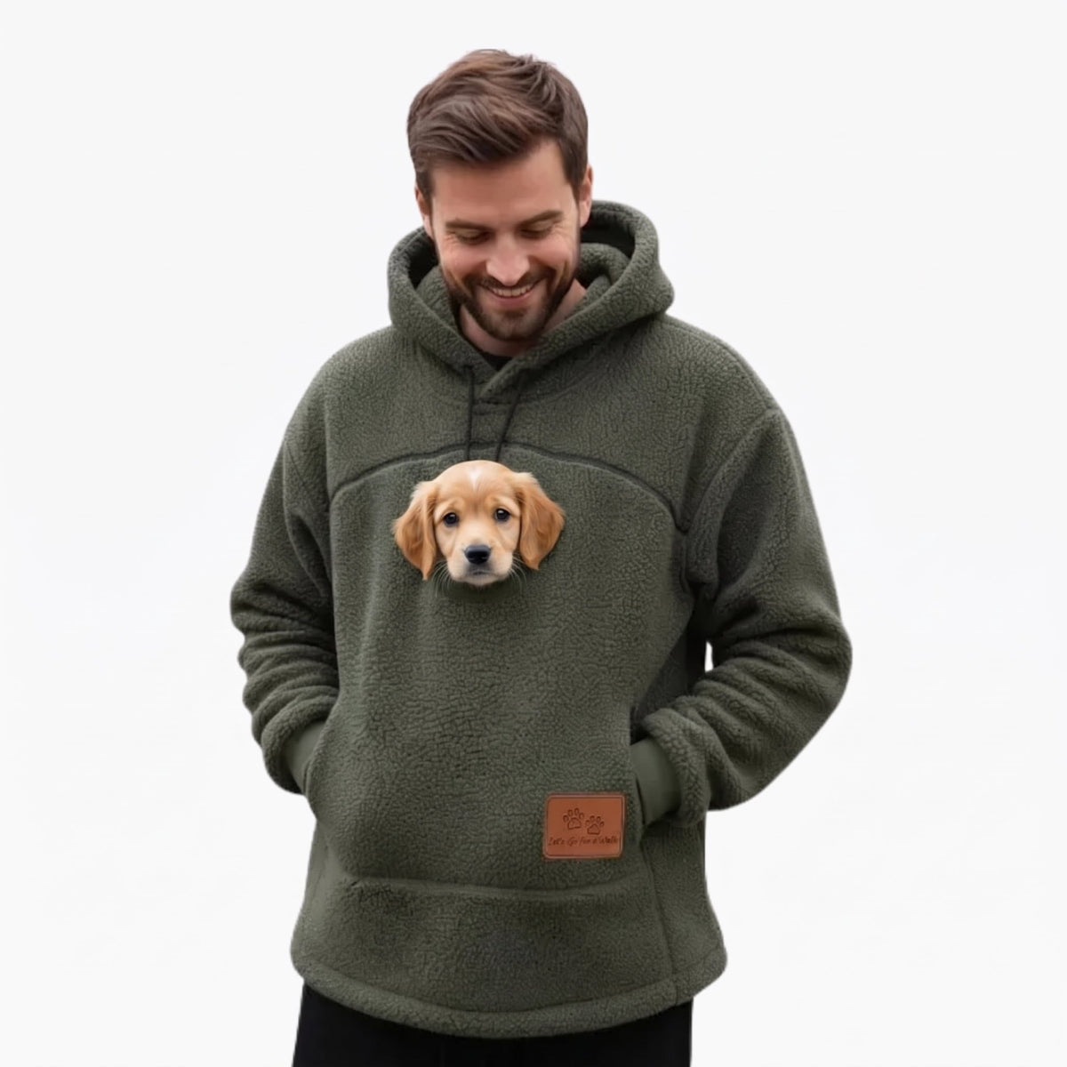 Homme en sweat à poche vert avec un chiot dans la poche